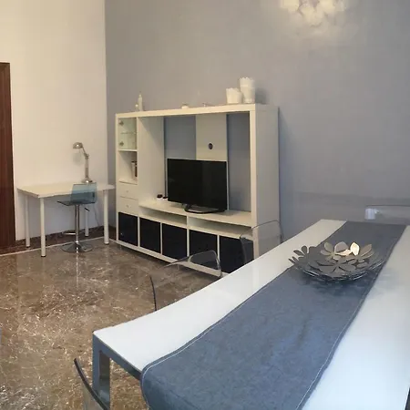 Come And Feel At In This Airy Three Bedrooms In Centre Rome