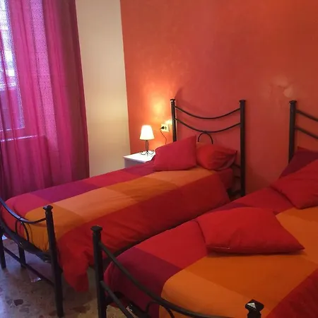 Come And Feel At In This Airy Three Bedrooms In Centre