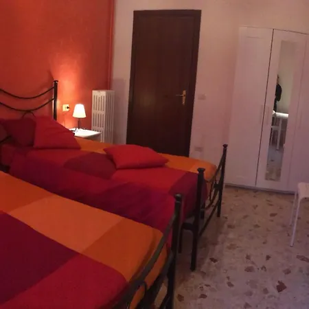 Come And Feel At In This Airy Three Bedrooms In Centre Apartment *