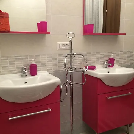 Apartment Come And Feel At In This Airy Three Bedrooms In Centre