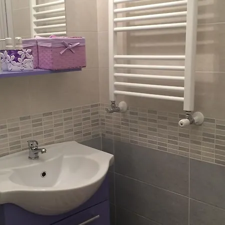 Come And Feel At In This Airy Three Bedrooms In Centre Rome